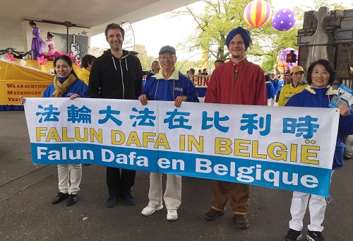 图6:Hughes和Stephane认为因为信仰被迫害是不应该的,他们支持法轮功学员反迫害。