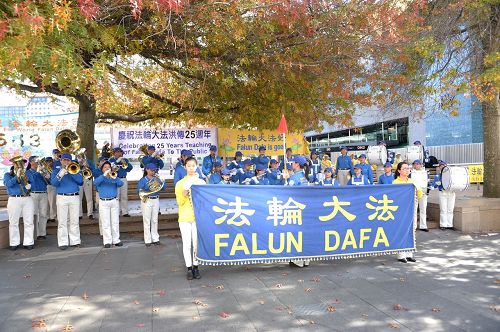 '图1:2017年5月6日,奥克兰法轮功学员庆祝即将来临的世界法轮大法日'