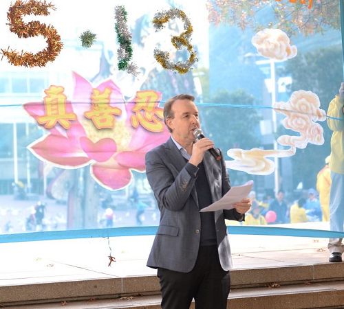 '图7:人权律师Kerry Gore先生认为法轮大法对社会非常有益'