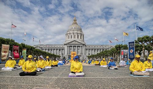 '图1~2:“世界法轮大法日”在即,二零一七年五月六日一早,旧金山湾区法轮功学员聚集在旧金山市政厅广场以集体炼功的形式,开始了当天与旧金山民众分享修炼法轮大法的美好和喜悦的系列庆祝活动。'