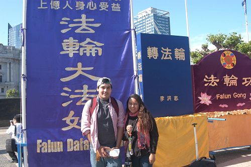 '图13:Abraham和Dianna签名制止中共迫害法轮功及活摘罪行。'