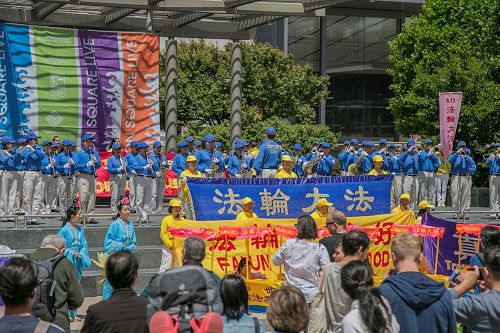 '图14:由法轮功学员组成的天国乐团的演奏,拉开了联合广场庆祝活动的序幕。'