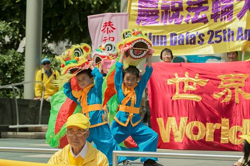 '图18:法轮功小弟子的舞龙表演'