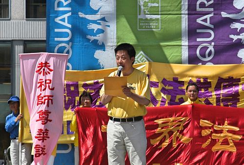 '图20:法轮功学员张东兵跟民众分享他修大法身心受益的亲身故事。'