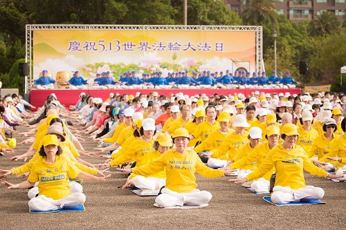 '图2~3:法轮功学员集体大炼功庆祝“五一三世界法轮大法日”,传递大法美好殊胜的真相。'