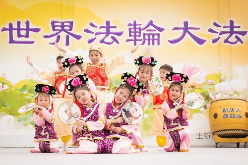 '图6~10:法轮功学员表演乐器演奏、合唱、舞蹈等节目,庆祝“五一三”世界法轮大法日。'