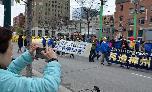 '图2~16:五月六日中午12点40分开始,多伦多法轮功学员在市中心举行庆祝法轮大法洪传世界25周年大游行。'
