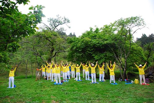 '图3,法轮功学员在木兰园集体炼功'