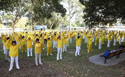 '图1~2:庆祝世界法轮大法日,悉尼法轮功学员集体炼功'