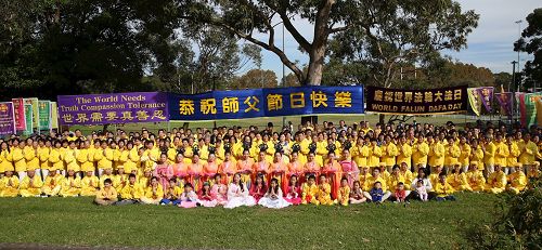 '图3:随后,悉尼法轮功学员集体合照,恭祝师尊生日快乐。'