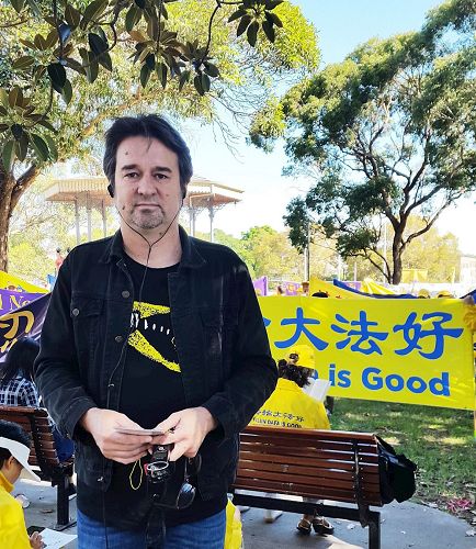 '图12:阿姆斯特朗(Warren Armstrong)先生说,法轮功学员是那么的祥和、美好,周围的人们都会欢迎他们。'