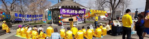 '图1~2:埃德蒙顿法轮功学员庆祝世界法轮大法日。'