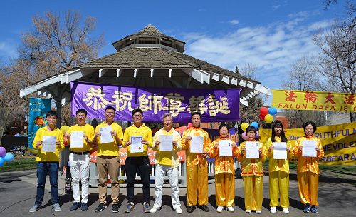'图3:埃德蒙顿法轮功学员展示来自三级政府官员的褒奖和贺信。'