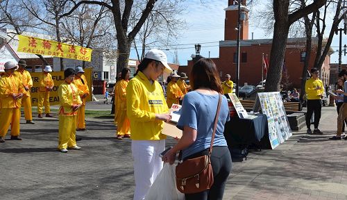 '图4:埃德蒙顿法轮功学员庆祝“世界法轮大法日”,展示功法、向民众讲真相。'