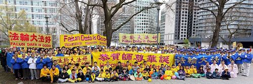 '图1:五月六日中午,多伦多法轮功学员在市中心的Clarence
