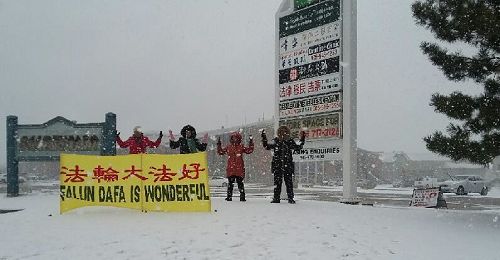 '图3:来自深圳的黄女士每天参加天梯书店学员在太古广场外的户外的晨炼。'