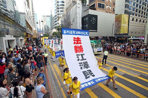 '图12~19:法轮功学员的游行队伍向人们传达真相。'