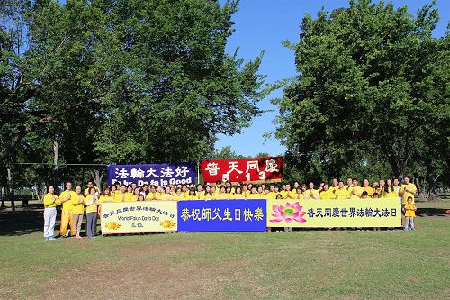 '图1:休士顿法轮功学员合影,恭祝师父生日快乐,感谢师父的救度之恩'