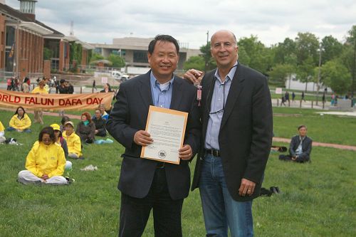 '图3:费城市议员Mark Squilla(右)专程赶到现场与法轮功学员们同庆法轮大法日,并向大费城法轮大法协会致贺信。'