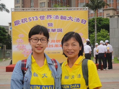 '图3:宛婷(左),看到妈妈(右)修炼后,脾气很平和,也跟着修炼。'