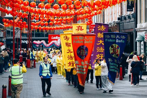 '图5~7:游行队伍穿过唐人街并环绕唐人街游行两周'