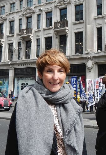 '图10:社会工作者乔安娜。戴维斯看着法轮功游行队伍说道:“他们多美好,多漂亮。”'