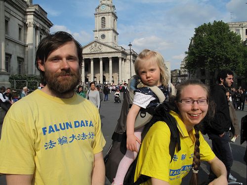 '图2:二零一七年五月七日,目前住在布里斯托(Bristol)的西人法轮功学员罗穆安和惠美子夫妇带着两岁的女儿艾米利赶来参加在伦敦特拉法加广场举行的“5·13世界法轮大法日”庆祝活动'