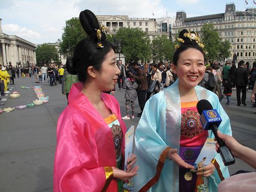 '图3:二零一七年五月七日,英国法轮功学员菲欧娜(Fiona,左面一位)和索尼娅 (Sonia)身着唐装在伦敦参加“5·13世界法轮大法日”庆祝活动'