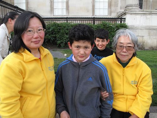 '图5:二零一七年五月七日,七十九岁的王女士和女儿珊妮以及两个外孙一起参加“5·13世界法轮大法日”庆祝活动'