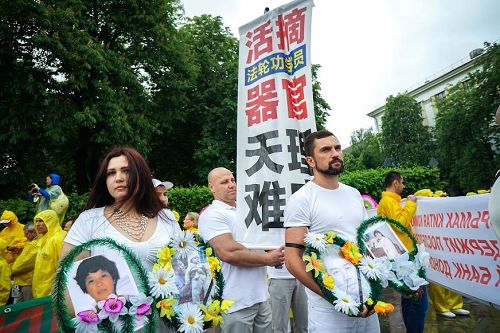 '图6~10:当天游行队伍由欧洲天国乐团领头,穿越繁华的基辅市中心。祥和、壮观的队伍吸引两旁路人观看,并忍不住发出心中的赞美,同时谴责中共迫害法轮功学员的暴行。'