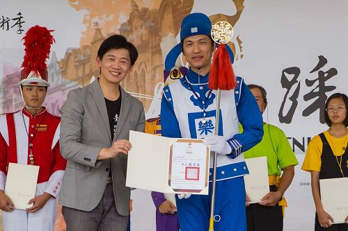 '图5:台南市文化局长叶泽山说:“感谢参加的乐团为提升台南的音乐文化、活络地方艺文发展所作贡献。”并颁感谢状给法轮大法天国乐团。'