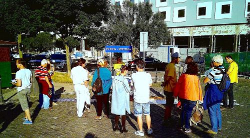 '图3:学员们对前来了解真相的人们讲述法轮功学员在中国被迫害被活摘的情况'