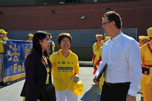 '图8:国会议员Fin Donnelly 先生(右)也特意前来感谢法轮大法学员将真善忍理念带给加拿大社区'