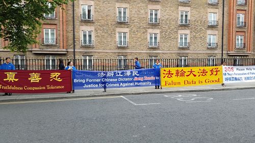 '图1:法轮功学员在中国代表团入住的洲际酒店对面打出横幅,传递重要信息。'