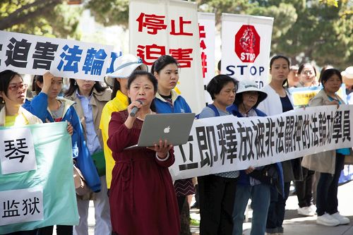 '图4:来自山东、现定居旧金山的法轮功学员陈振波在讲述她在大陆被酷刑迫害的经历。'