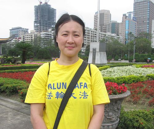 '图1:曾经在纸醉金迷中找不到人生方向的雅惠,有幸修炼法轮功之后获得生命真谛,身心受益开朗,前程似锦。'