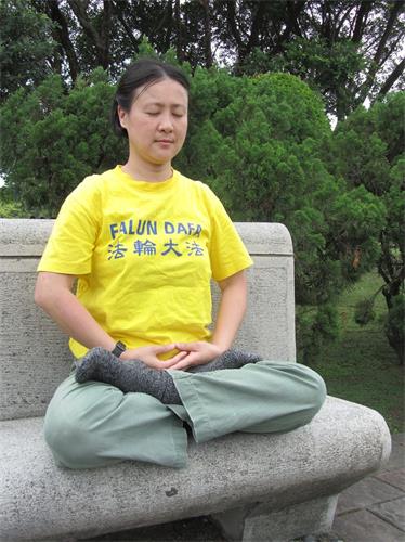 '图2:雅惠修炼法轮功之后明白人生真谛与方向,心思平静自在、充实快乐,雅惠感觉自己很富有。'