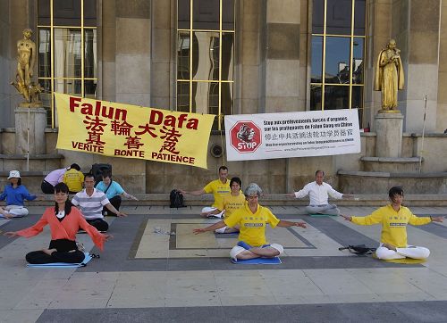 '图1:伴随着舒缓的音乐,法轮功学员静静地炼功。'