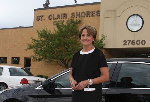 '图3:美国密歇根州圣克莱尔海岸(St. Clair Shores)市第65届阵亡将士纪念日活动主席Cheryl Furdos女士说,特别奖是由评审员们精挑细选出来的。必须是出类拔萃、超过所有其它的游行方阵才能获得此殊荣。'