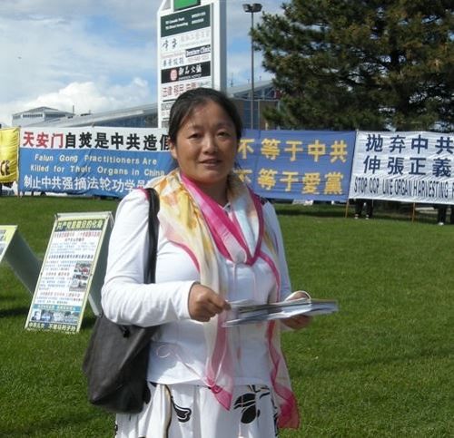 '图三:多伦多法轮功学员Kari Huang女士'