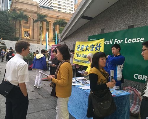 '图1:二零一七年六月二十三日下午,澳洲昆士兰部份法轮功学员在布里斯本市中心中领馆对面的乔治国王广场(King George Square)举办讲真相活动,向当地民众传播法轮功的真相。'
