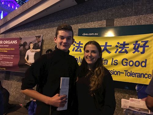 '图5:贝蕾(Bayleigh Duck)和科林(Colin Coelho)支持法轮功学员反迫害。'