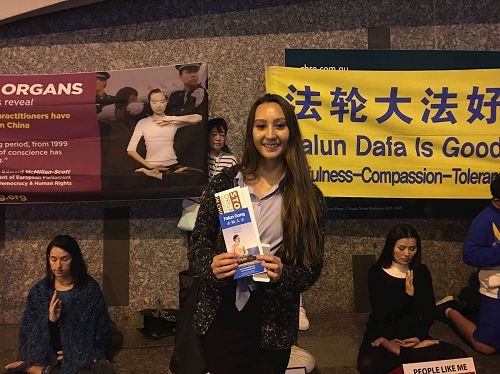 '图6:阿莉塔丝(Aliitasi Marshall)说:“制止迫害,永不放弃!”'