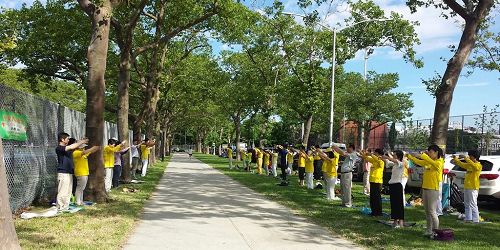 '图1:二零一七年六月二十五日,纽约新泽西部份法轮功学员再次来到纽约布鲁克林的华人社区晨炼,向当地民众介绍法轮功。'
