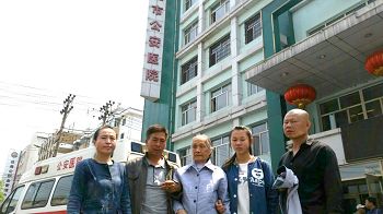 '悲怆而决然的家属:左起为高一喜的二姐、二哥、母亲、女儿、二姐夫'