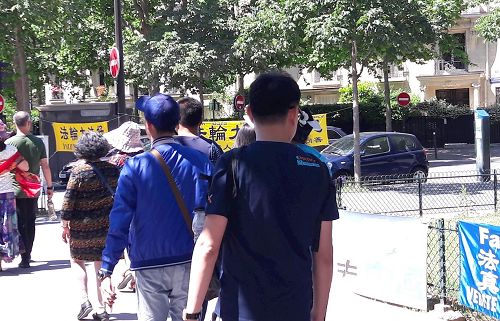 '图1~2:巴黎街头,中国大陆游客路经法轮功真相点'
