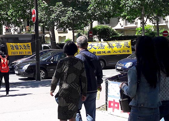 大陆游客:法轮功多伟大啊