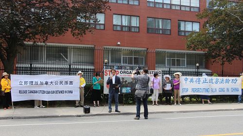 图4:二零一七年六月二十八日,多伦多法轮功学员在多伦多中领馆前集会,要求立即将其释放孙茜、及所有其他被非法关押的法轮大法学员。