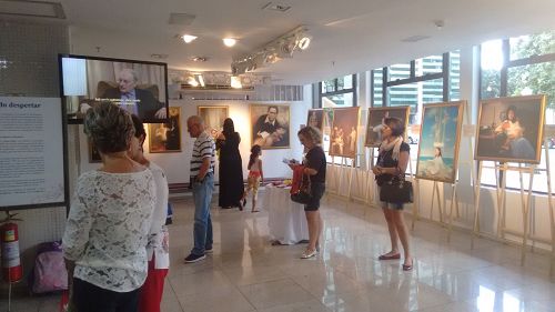 '图3:巴西首都巴西利亚首次展出“真善忍美展”,许多民众前来观看。'