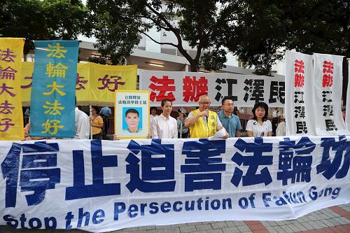 '图1~3:中共国家主席习近平于二零一七年六月二十九日抵港访问,香港法轮功学员和平呼吁“停止迫害法轮功”、“法办江泽民”及结束梁振英勾结黑帮乱港。'